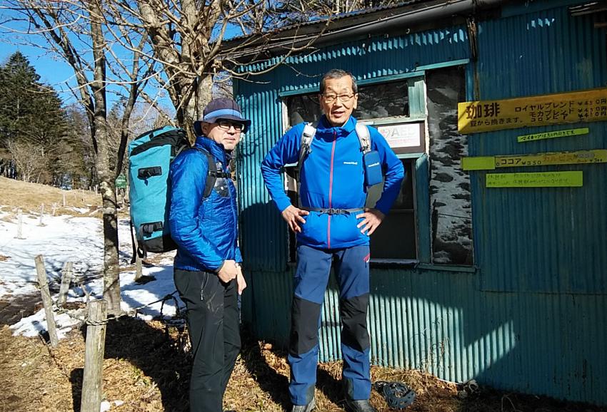 昔の山小屋の雰囲気を求めて来ました。