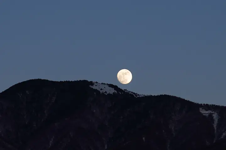 大菩薩から昇る満月
