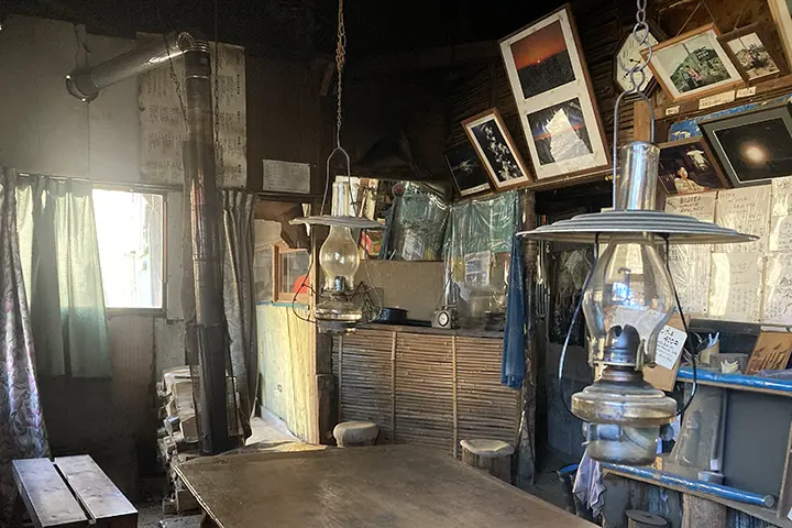 昔ながらの山小屋内
